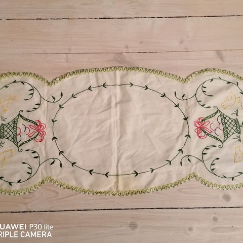 Påskepynt, flott gammel brodert duk