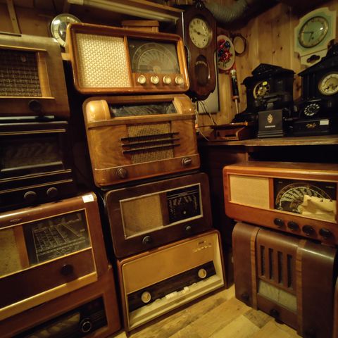 radioer, platespiller , høyttalere
