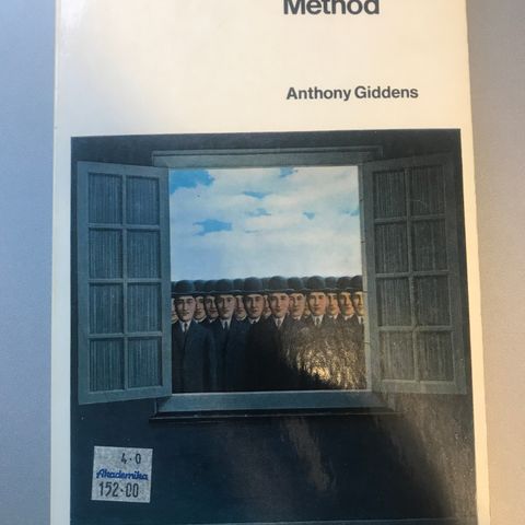 New rules of sociological method av Anthony Giddens