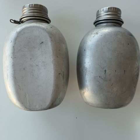 2 gamle feltflasker fra Det Danske Forsvaret
