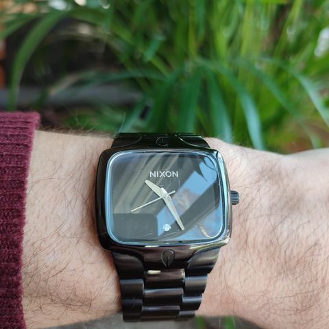 Nixon Player All Black Klokke - alle ledd følger.