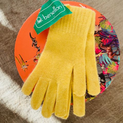 Lekre gule strikkehansker fra Benetton - ull og angora - ikke brukt