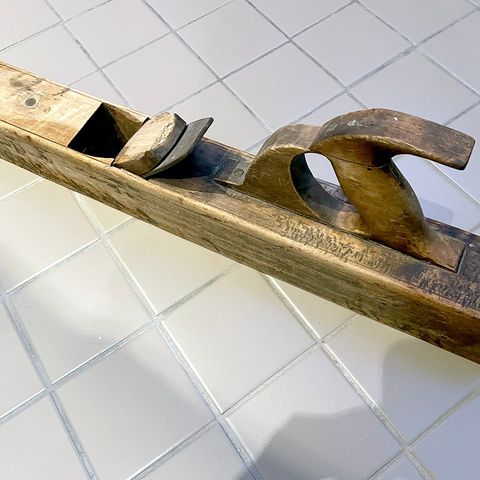 Antikk høvel langhøvel sløyd verktøy tre redskap nydelig patina
