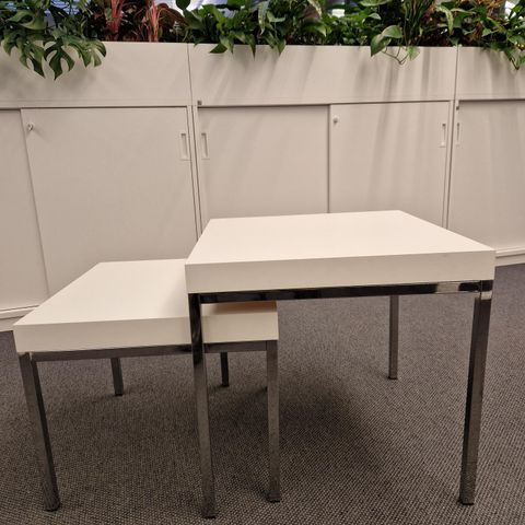 Praktisk settebord i hvitt og metall