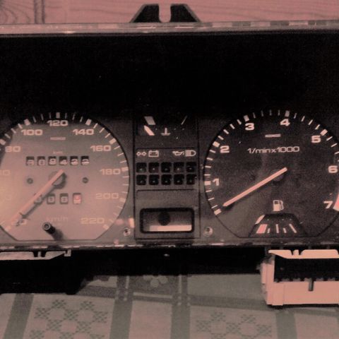 Instrumentpanel til  VW Passat 32B / JN Motor 1.8L/90HK /1988 / KE Jetronik