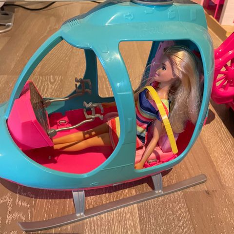 Barbie bil og helikopter