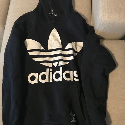 Adidas hettegenser selges