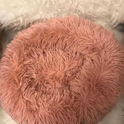 Herlig fluffy seng i Rosa  til katt / liten hund.. 40 cm. i diam. NY ubrukt...