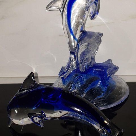 Nydelig glasskunst,  blå delfiner