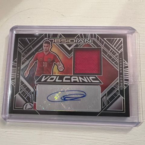 Ferran Torres auto patch volcanic Obsidian /149 fotballkort