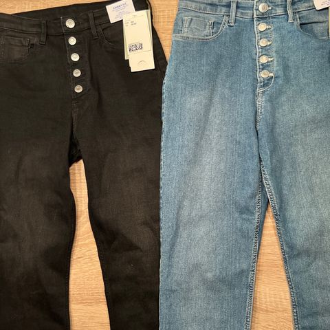 2 nye jeans selges fra