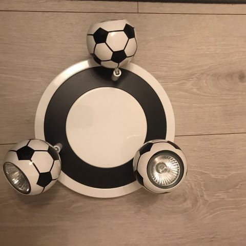 Taklampe og to vegglamper med fotballmotiv