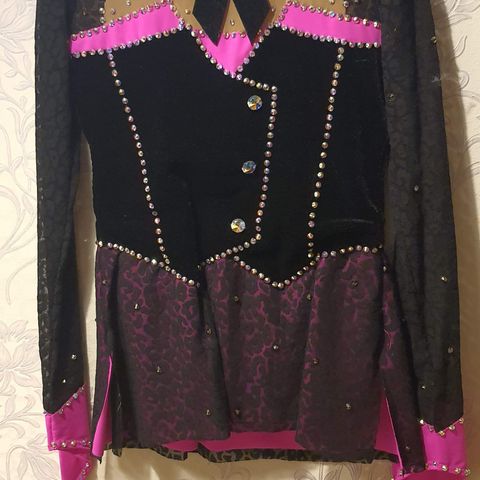 Kunstløp kjole sort med rosa detaljer og Swarovski krystaller. Str. 7 til 8 år