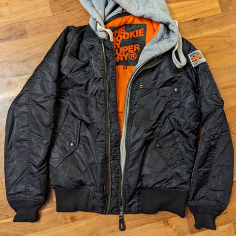 SUPERDRY

BOMBER JACKET PATCH ROOKIE FLIGHT