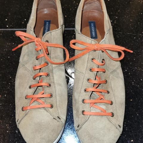 Lave sneakers i beige semsket skinn fra Ricco Vero - oransje såler, str. 45