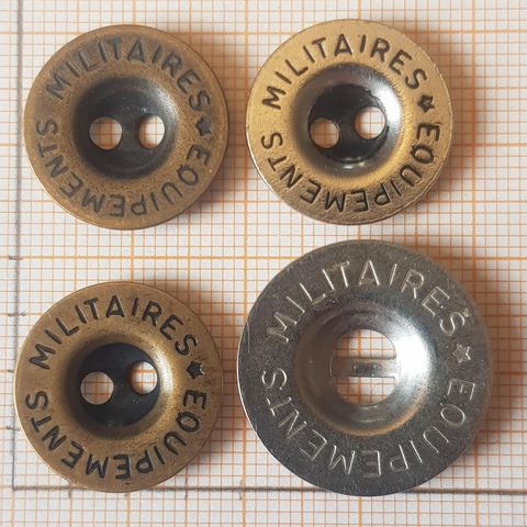 Franske uniformsknapper: "militaires equipments"