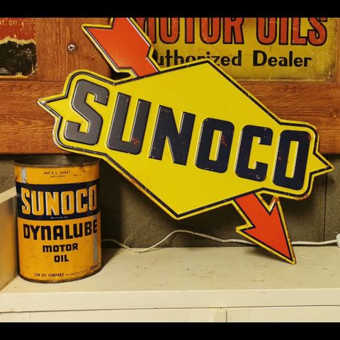 Sunoco oljeboks og skilt.