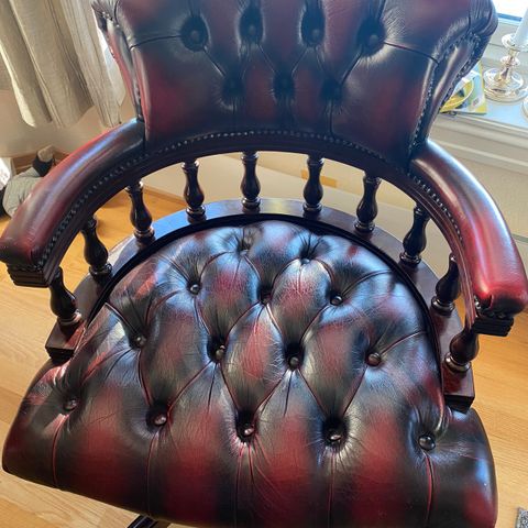 chesterfield captains chair (rød skinn)