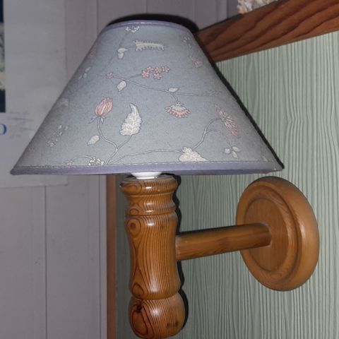 Retro vegglampe i furu. 70- / 80-tallet