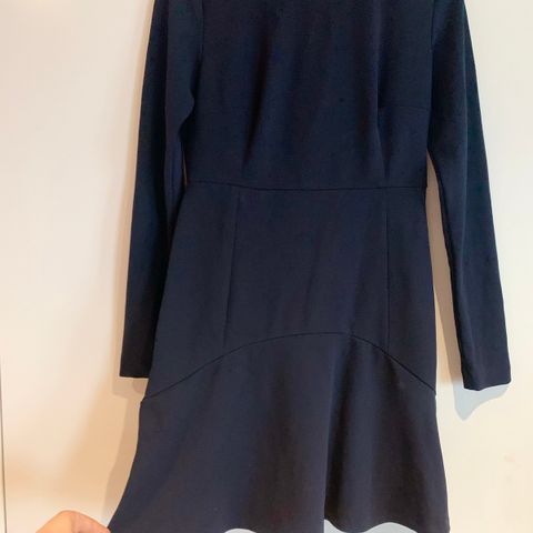 Super vakker Zara kjole i marine blå farge med detaljer
