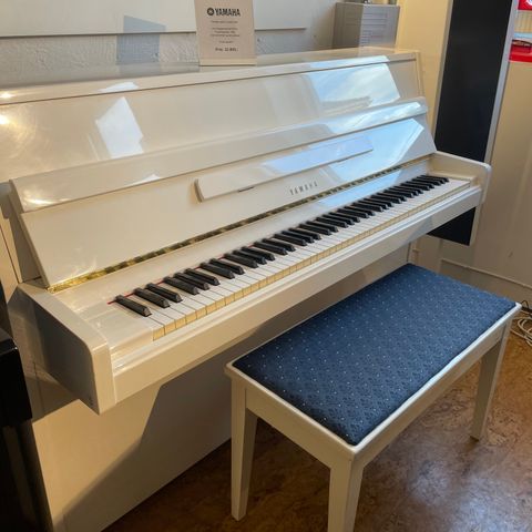 Nydelig hvitt Yamaha piano i høyglans utførelse til salgs!