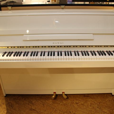 Meget pent Kawai piano med flott klang selges. Fri frakt i mai!