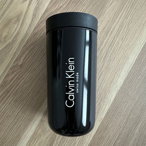 Calvin Klein svart termokopp