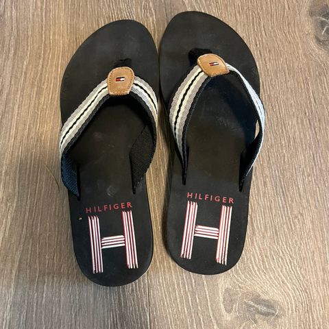 Tommy hilfiger flip flops