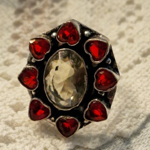 Ring i sølv 925 med Røkkvartz og røde hjerter. Diam.: 19 mm