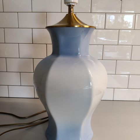 Lekker vintage blå bordlampe fra Bavaria Germany selges.