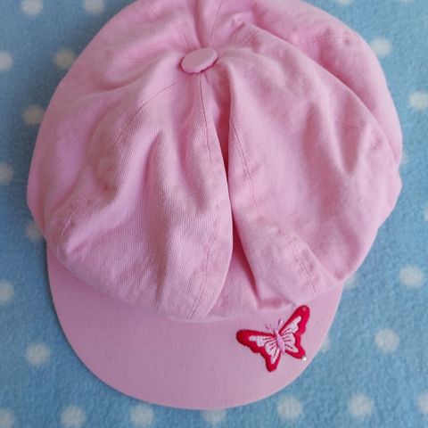 Vintage/retro: Fin rosa hatt med sommerfugl som pynt. Str. 52 cm. Ca 4-5år