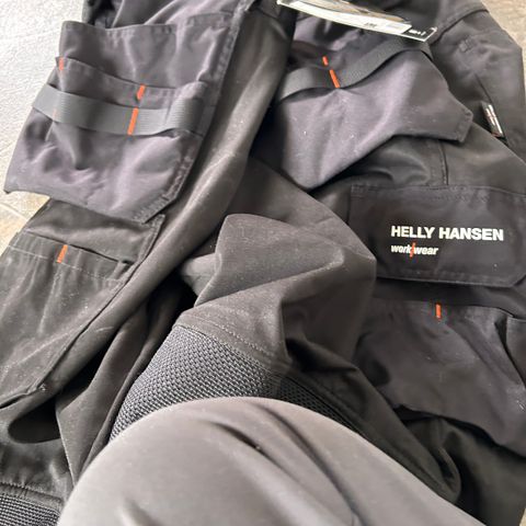 Helly hansen arbeids bukse w42L34 c60  er du liten om litt rund passer denne