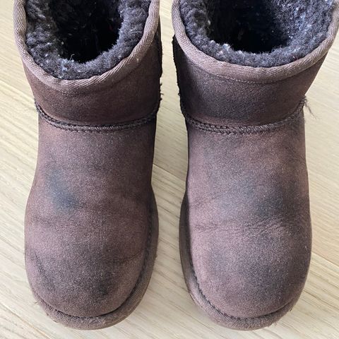 Pent brukte Uggs Mini II ca. str. 34-35 selges