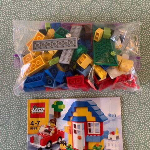 LEGO House Building Set 5899 og LEGO Brick Box Set 6161