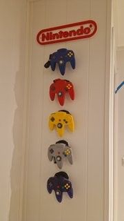 N64 kontroll veggfeste