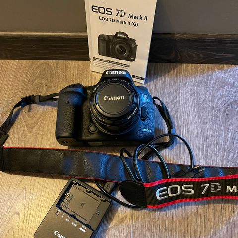 Canon EOS 7D Mark II med diverse utstyr