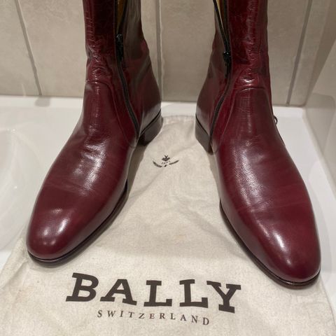 Lite brukt BALLY skinn sko i str. 42.  4700kr.