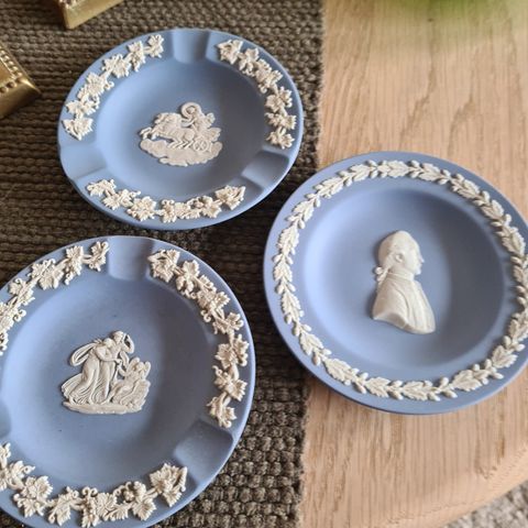 Wedgewood England skåler.