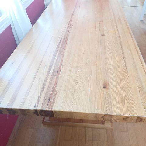 Håndlaget: solid spisestuebord 235 cm langt i massiv furu, og 9 spisestuestoler