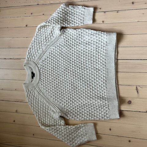 Hvit strikket genser perlestrikk kabelstrikk