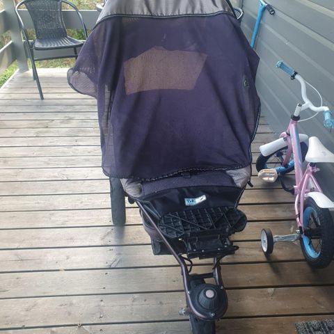 Vogn TFK Jogger med Baby back, seter, sol og regn beskyttelse