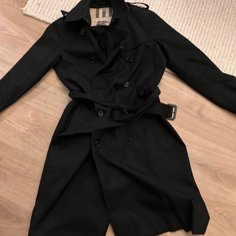 Klassisk sort Burberry trenchcoat