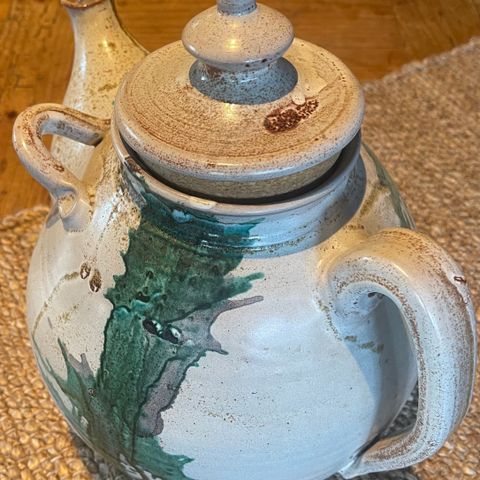 Håndlaget keramikk te-kanne