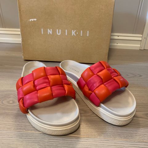 Inuikii braided sandal