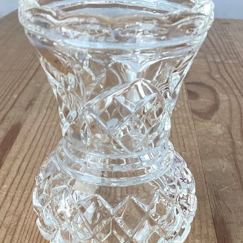 1 LITEN vakker VASE i GLASS. H.8 cm, 130 g.Hel, meget fin!Spesiell og fin fasong