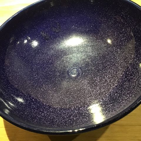 Ubrukt nydelig blå bolle i keramikk.