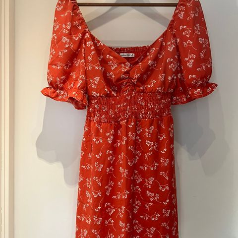 Abercrombie Fitch kjole i rødt/ hvitt. str M