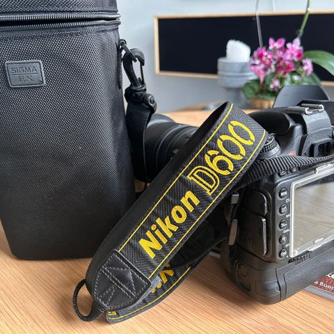 Nikon D600 fullformat kamera . Pris må anses som forslag og er åpen for bud.
