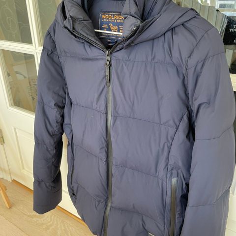 Navy Woolrich vinterjakke str. Medium (90% andedun)