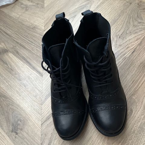 sko aldo Str 38 ekte skin 300kr. Veldig lite brukt. Før pris 1400kr